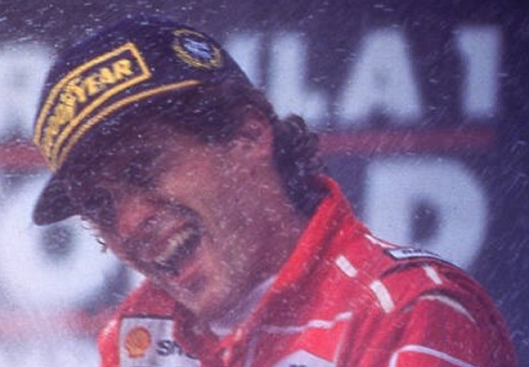 Photo Ayrton Senna – Victoire à domicile – Joie et Champagne au Brésil – 15×20