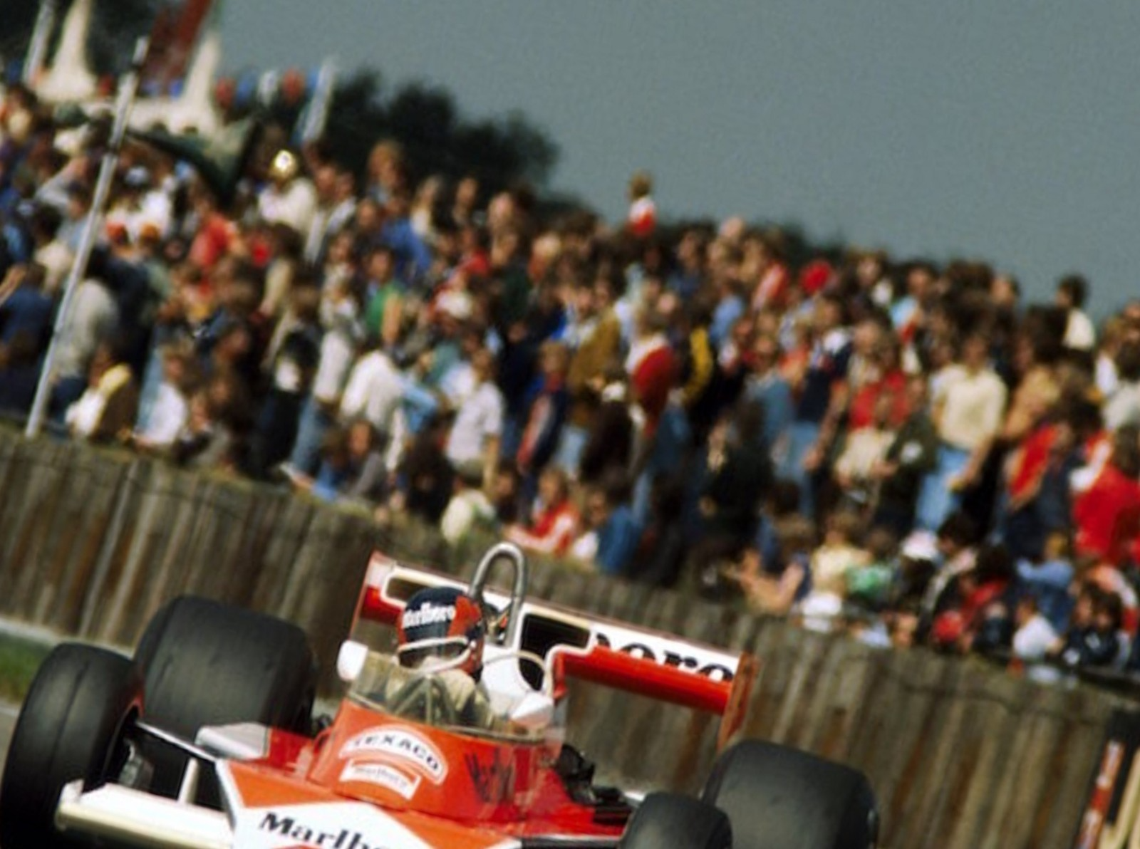 Photo Gilles Villeneuve – McLaren M23B – Grand Prix F1 Silverstone 1977 – 15×20