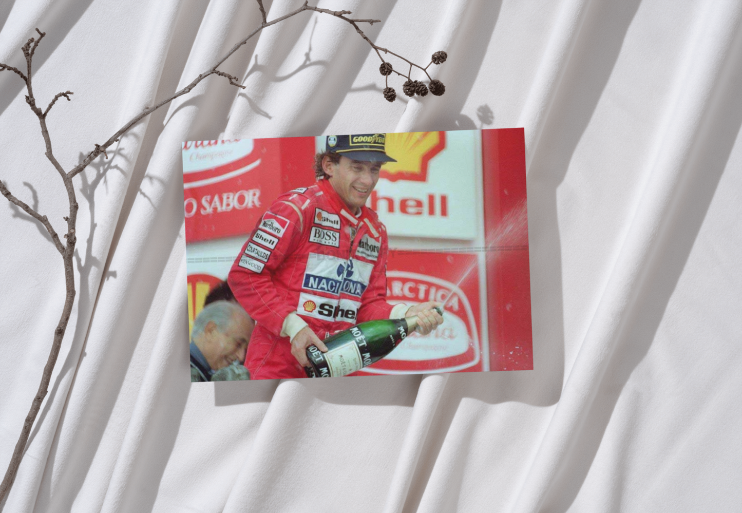 Photo Ayrton Senna – Champagne sur le Podium, Hommage Juan Manuel Fangio – 15×20