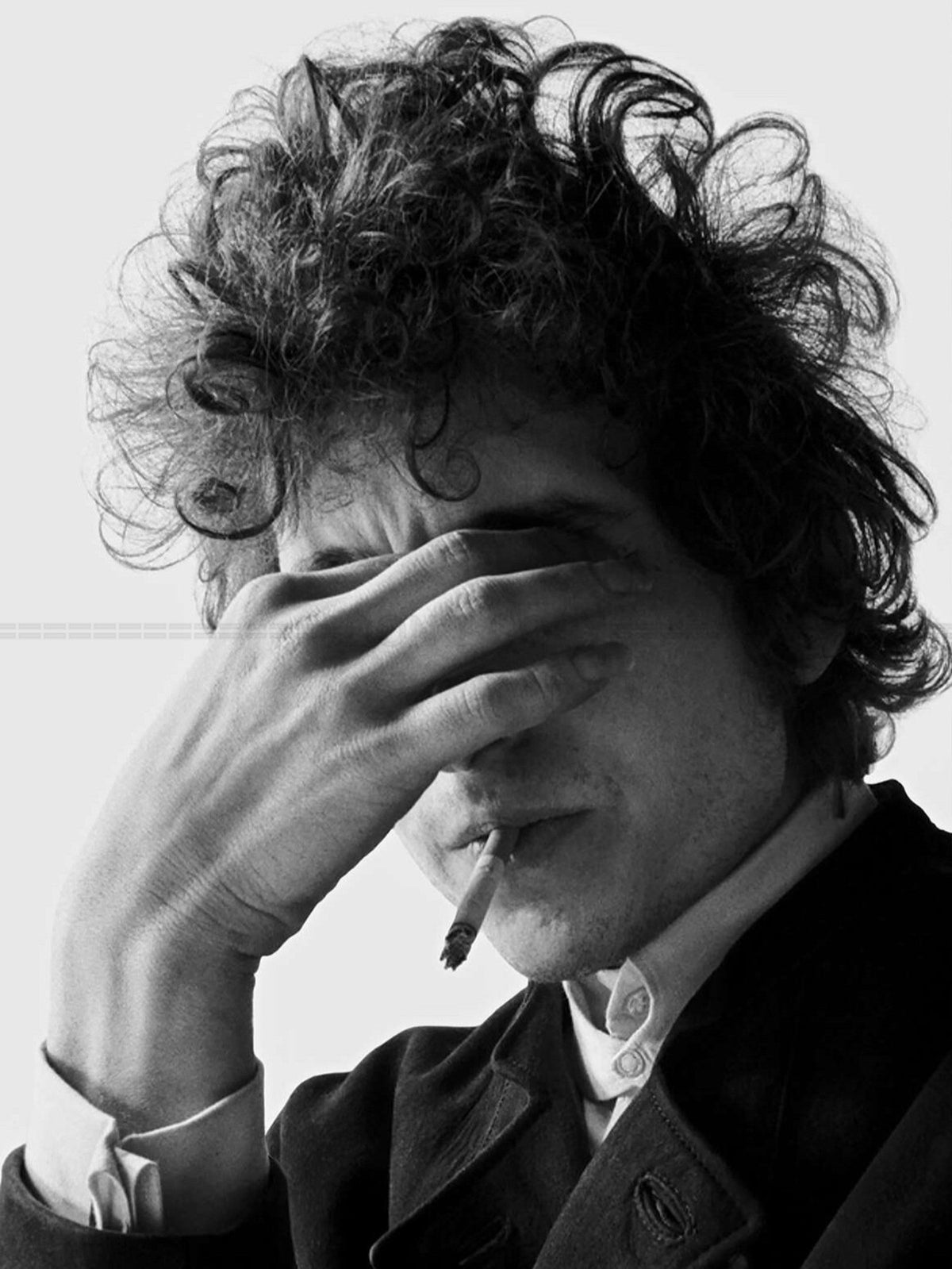 Photo Bob Dylan «Smoke» avec les yeux couverts et une cigarette, 1965 - 15 x 20