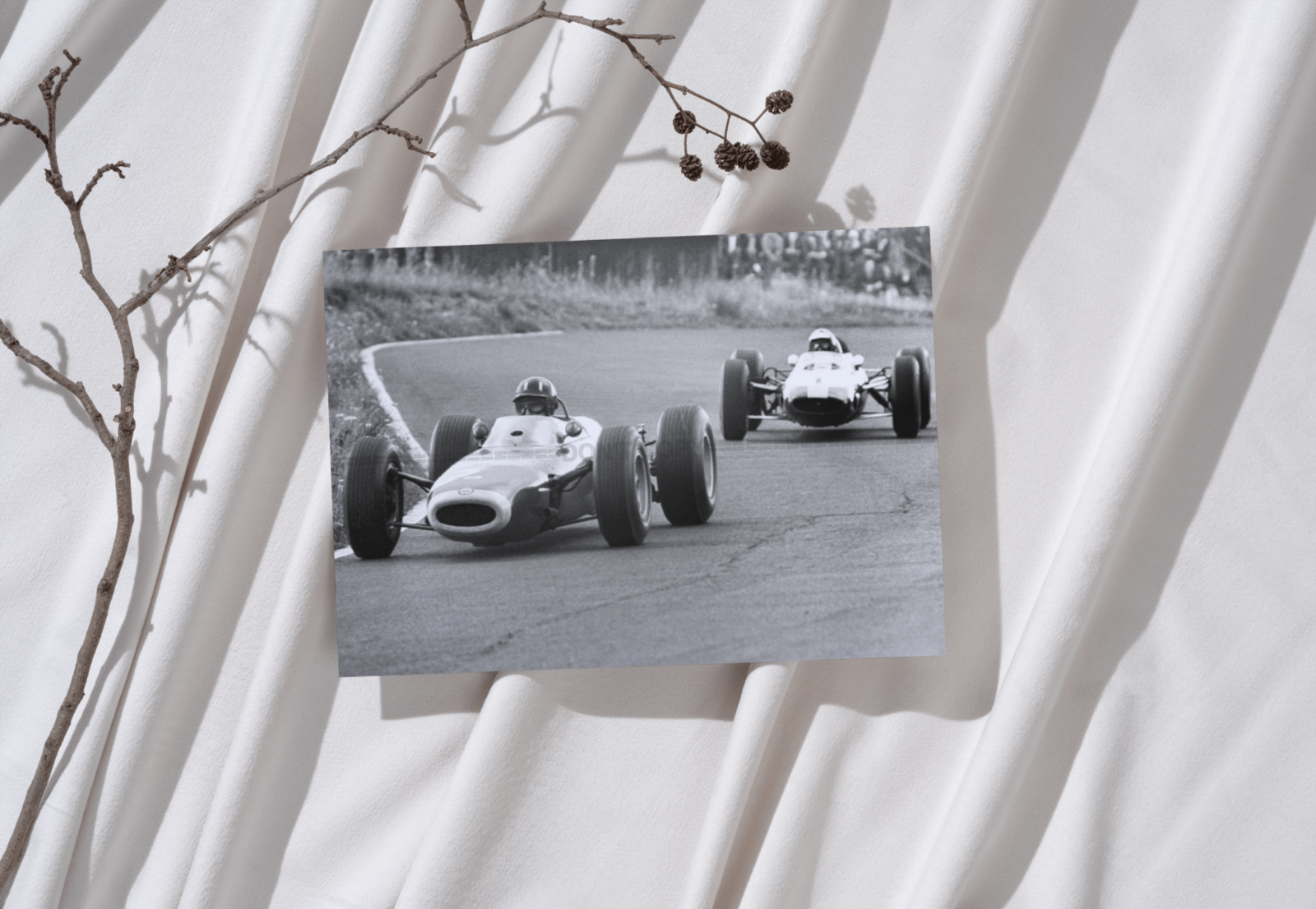 Photo Graham Hill devant Jim Clark – Nürburgring 1964 – Duel Mythique F1 – 15×20