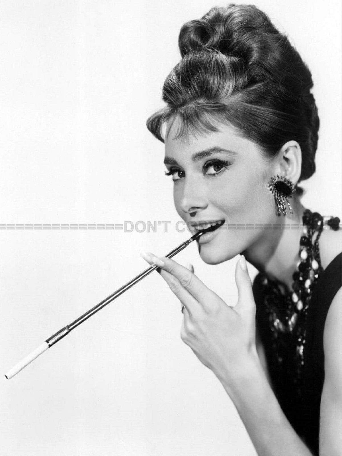 Photo Audrey Hepburn - Diamants sur canapé (1961) - Noir et blanc - 15×20