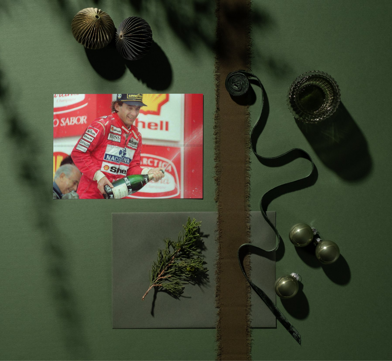 Photo Ayrton Senna – Champagne sur le Podium, Hommage Juan Manuel Fangio – 15×20
