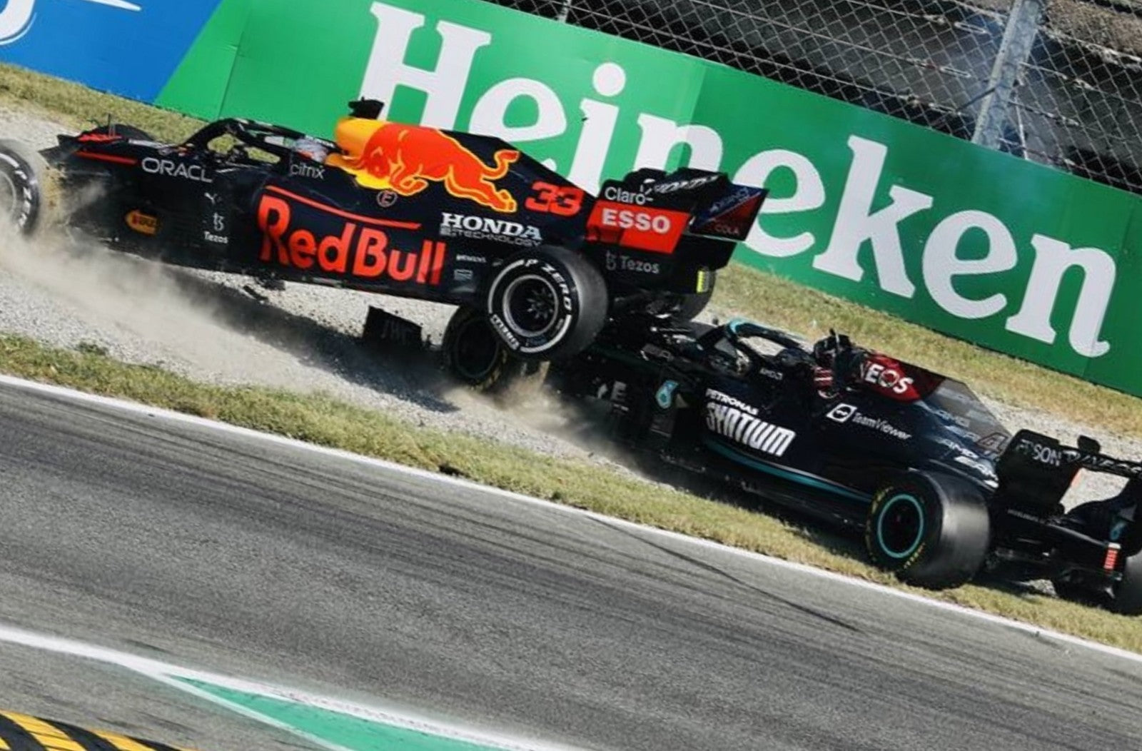 Photo Lewis Hamilton & Max Verstappen – GP d’Italie F1, Crash Monza 2021 – 15×20
