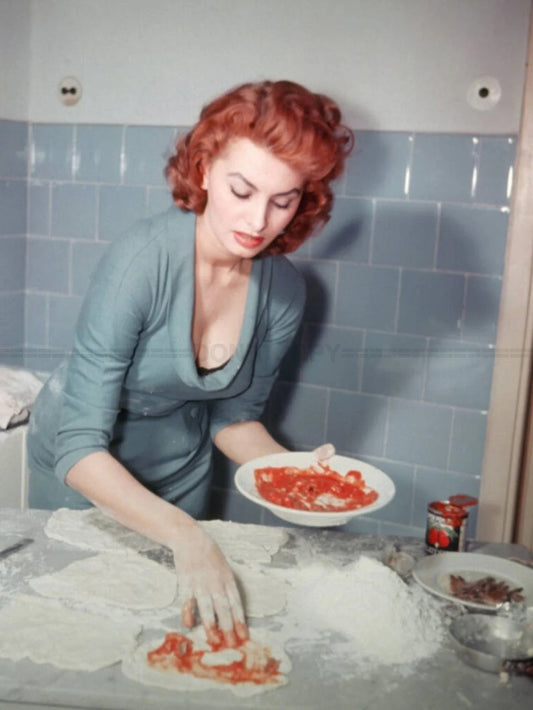 Photo Sophia Loren en train de préparer de la pizza dans les années 1950 - 15x20