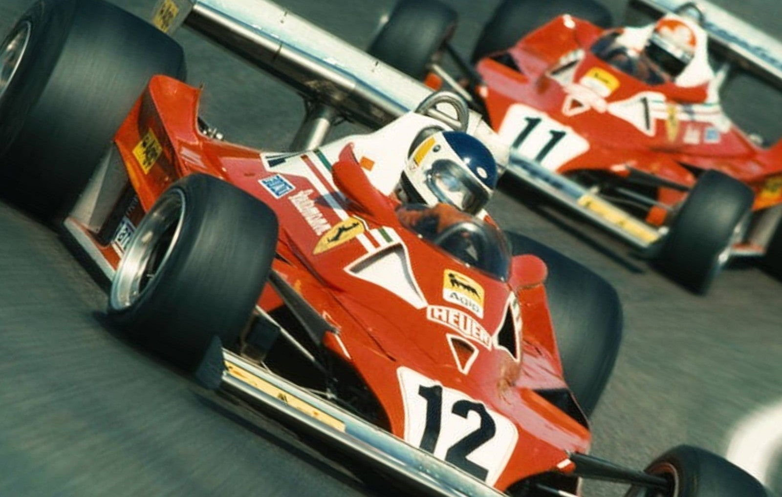Photo Niki Lauda – Scuderia Ferrari 312 T2 – Saison 1977 – Duel en piste – 15×20