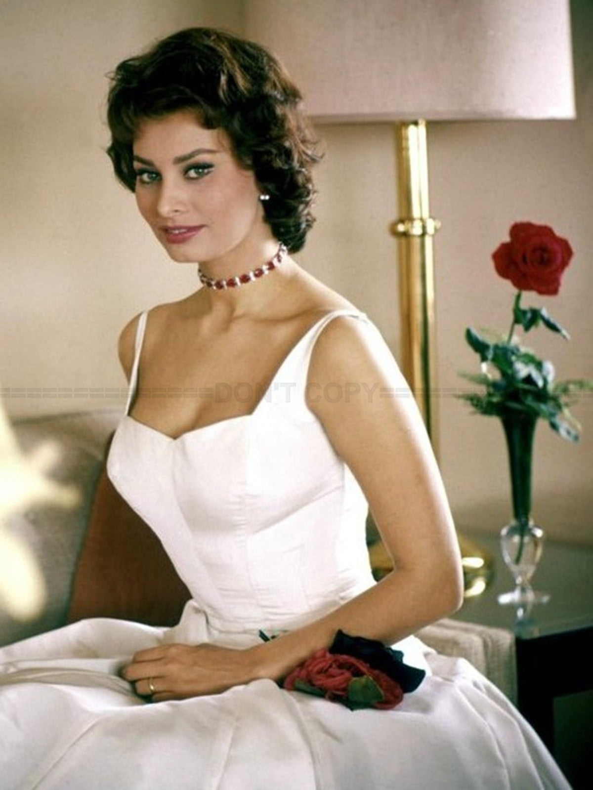 Photo Sophia Loren en robe blanche à fines bretelles, collier ras-de-cou - 15x20