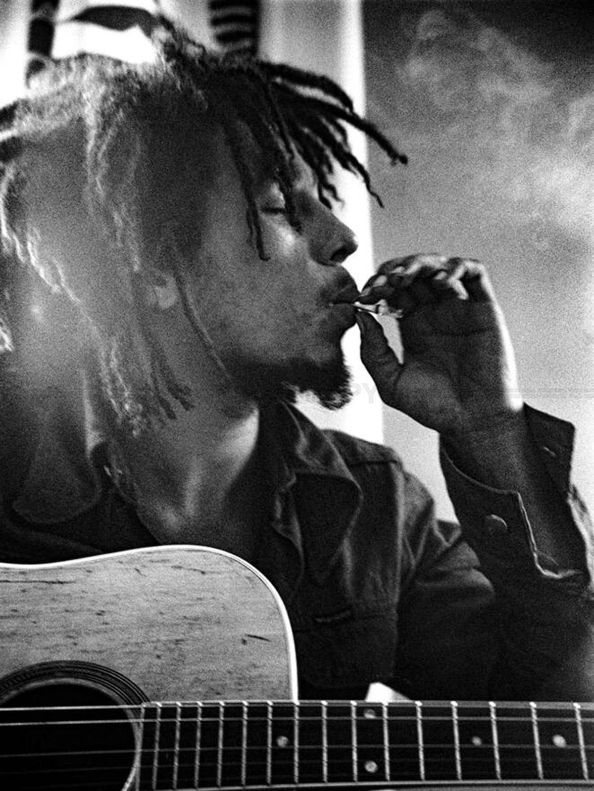Photo Bob Marley en train de fumer en tenant sa guitare acoustique - 15 x 20